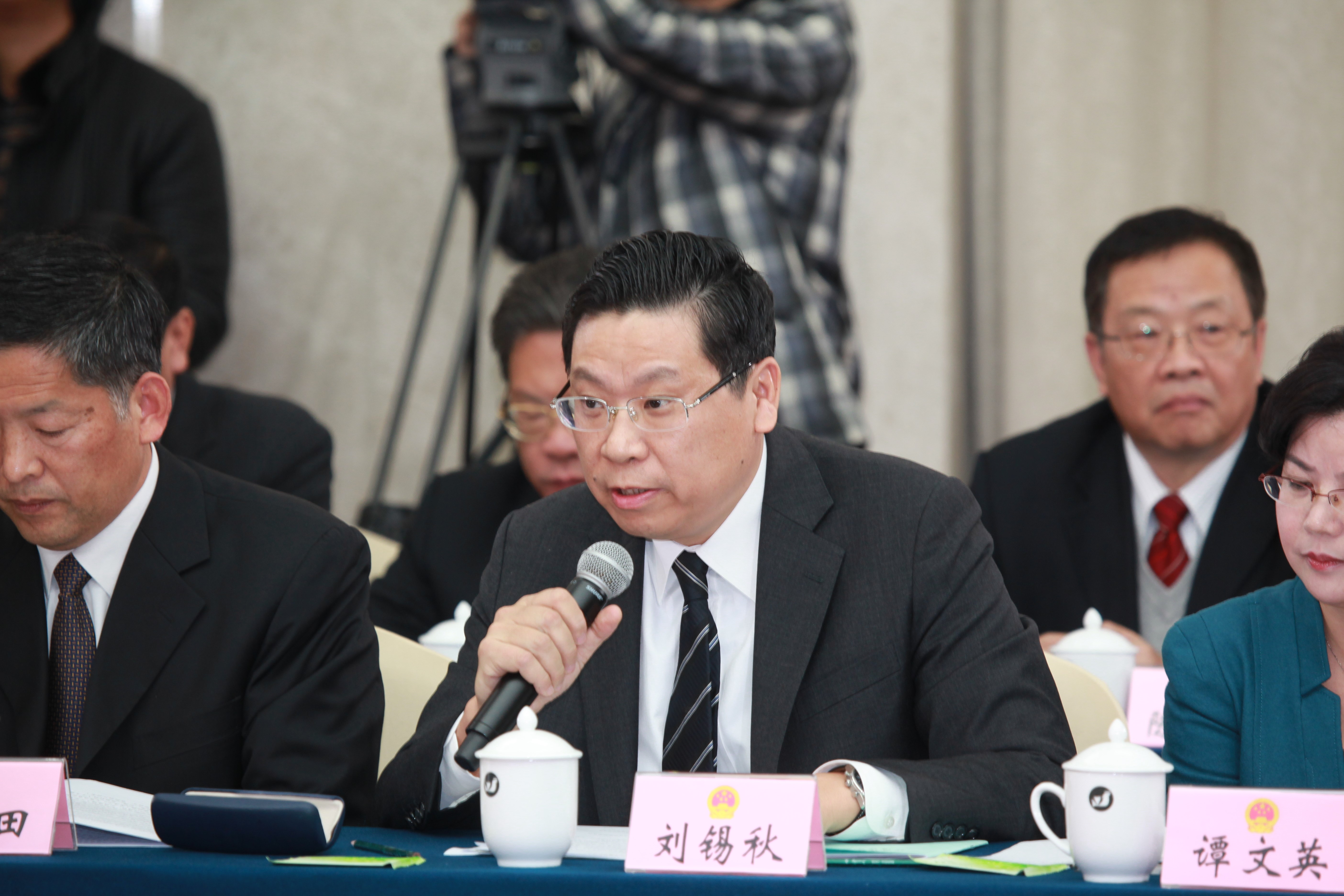 照片注释：2013年刘锡秋校长出席江西省人大常委会电视直播问政活动。